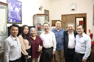 Lãnh đạo TP.HCM thăm và tri ân nhạc sĩ Thế Hiển, NSƯT Lê Thiện