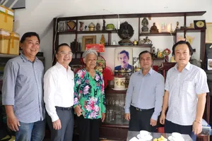 Thăm hỏi và tri ân họa sĩ Đặng Ái Việt, người vẽ hơn 3.200 chân dung Mẹ VNAH