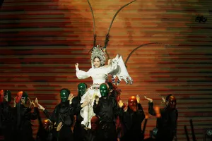 'Em xinh say hi': Phương Mỹ Chi hát bội, Orange khóc trên sân khấu