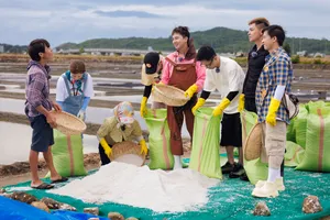'Gia đình Haha': BB Trần, Bùi Lan Hương góp mặt với nghề muối tại Sa Huỳnh