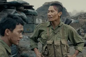 Phim Mưa đỏ vượt mốc 300 tỉ đồng, hiện tượng chưa từng có của dòng phim chiến tranh