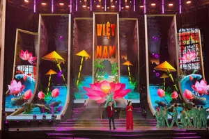 Hàng ngàn khán giả đội mưa xem cầu truyền hình 'Ánh sao độc lập' 