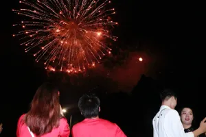 Hàng ngàn người dân ngắm pháo hoa trong mưa mừng Quốc khánh 2-9 