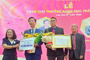 Lần đầu tiên tác phẩm thuộc lĩnh vực lịch sử tư tưởng nhận giải thưởng Trần Văn Giàu
