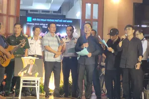 Thiếu tướng Nguyễn Hồng Sơn cùng các nghệ sĩ hát 'Nhánh lan rừng' tiễn nhạc sĩ Thế Hiển