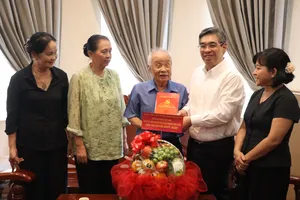 Lãnh đạo TP.HCM thăm và tri ân văn nghệ sĩ tiêu biểu có nhiều đóng góp cho TP.HCM