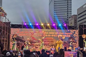 Ca sĩ Đông Hùng cùng hàng ngàn khán giả hát Quốc ca tại Lễ hội Việt Nam - TP.HCM ở Nhật Bản