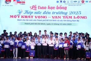 Hơn 20 tỉ đồng được Tuổi Trẻ 'Tiếp sức đến trường' cho 1.066 tân sinh viên