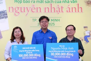 Nhà văn Nguyễn Nhật Ánh cùng NXB Trẻ hỗ trợ đồng bào vùng bão lũ miền Trung