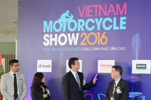 Đi xem triển lãm mô tô, xe máy và nhận quà