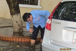 Hàng trăm ô tô bị ngập nước trong cơn mưa ở Hà Nội