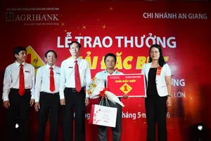 Người bán trái cây trúng thưởng 1 tỉ đồng của Agribank
