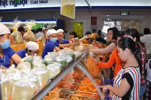 Dân Sài Gòn đi siêu thị đặt thịt kho tết