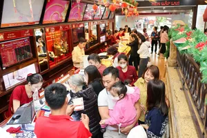 Phố vàng Hà Nội đông đúc trong ngày vía Thần tài