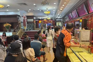 Dân đổ xô đi mua vàng giữa cơn mưa tầm tã, nhiều nơi hết sạch vàng nhẫn 