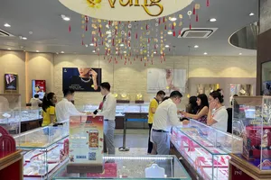 Giá vàng thế giới lập kỷ lục, vàng nhẫn trong nước cao chưa từng thấy