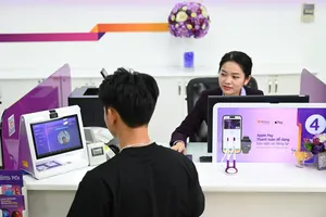 Một loạt ngân hàng cảnh báo ngừng giao dịch với khách hàng chưa cập nhật CCCD, sinh trắc học