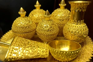 Giá vàng thế giới neo cao bất chấp đồng USD tăng mạnh