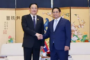 Thủ tướng Phạm Minh Chính gặp Thủ tướng Lào Sonexay Siphandone