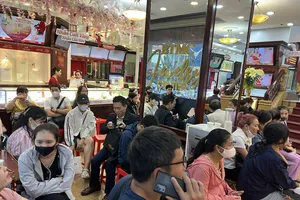 Giá giảm sốc, người dân kéo nhau đi mua - bán vàng