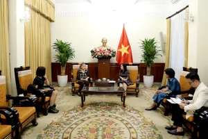 Thứ trưởng Bộ Ngoại giao tiếp bà Trần Tố Nga, kiều bào Pháp