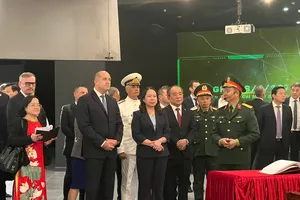 Phó Chủ tịch nước và Tổng thống Bulgaria thăm Bảo tàng Lịch sử Quân sự Việt Nam
