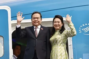 Chủ tịch Quốc hội và Phu nhân lên đường thăm chính thức Singapore và Nhật Bản