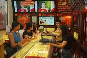 Lý do giá vàng thế giới bất ngờ hạ sâu