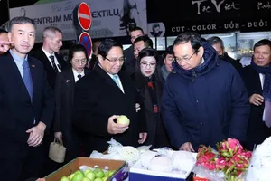 Thủ tướng Phạm Minh Chính thăm trung tâm thương mại của người Việt Nam tại Cộng hoà Séc