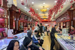 Hà Nội: Người mua vàng đông, nơi bán nhộn nhịp 