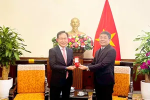 Trao tặng kỷ niệm chương cho Tổng giám đốc Tổ hợp Samsung Việt Nam Choi Joo Ho