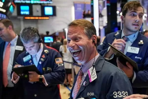 Chứng khoán Mỹ có phiên tăng mạnh lịch sử, chứng khoán Việt có hy vọng?