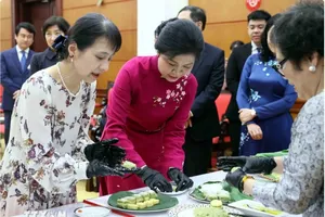 Phu nhân Tổng Bí thư và Phu nhân Thủ tướng Nhật Bản trải nghiệm làm bánh cốm