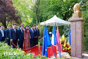 Thủ tướng đặt vòng hoa, thăm khu tưởng niệm Chủ tịch Hồ Chí Minh tại Montreuil