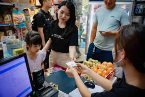 Hàng quán nhỏ âm thầm bắt nhịp cuộc chơi ‘chuyển đổi số’