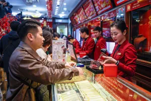 Làn sóng chốt lời dâng cao, giá vàng thế giới hạ sâu 