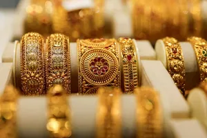 Giá vàng thế giới nén 'lò xo' chuẩn bị cho cú bật mạnh mới?