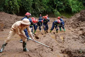Công an Điện Biên hỗ trợ người dân ổn định cuộc sống sau bão số 5 