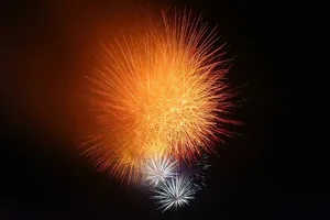 Người dân Hà Nội đổ xô đi xem pháo hoa trong ngày Quốc khánh