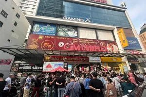 Hoạt động mua bán vàng tại Hà Nội sôi động trong tuần giá vàng tăng mạnh