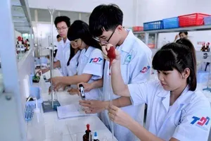 Cảnh cáo cô giáo phụ trách thí nghiệm để học sinh bỏng 