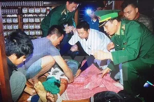 Cấp cứu ngư dân nguy kịch do máy tời trên Bạch Long Vĩ