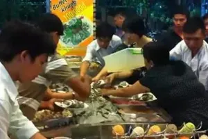 Người Việt tranh ăn, đại sứ quán cúi đầu xin lỗi