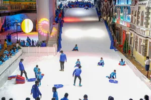 Giáng sinh đi trượt băng, ngắm 'tuyết rơi' ở TP.HCM