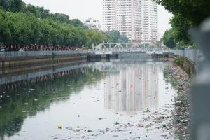 Rác nổi đầy trên kênh Nhiêu Lộc - Thị Nghè sau đêm hoa đăng