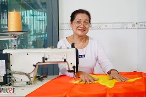 Những người thợ may cờ Tổ quốc: “Vất vả dịp lễ 2-9 nhưng rất đỗi tự hào!”