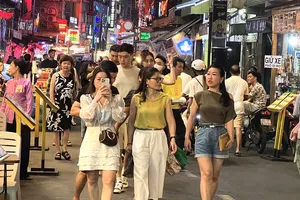 Náo nhiệt: Phố Tây Bùi Viện tràn ngập cảnh 'ma mị' trước đêm Halloween