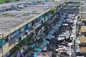 Tường nứt toác, thấm dột, bong trần, người dân ở cụm chung cư 17 lô bất an