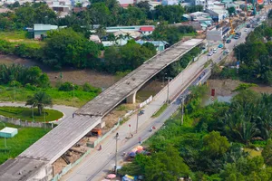Công nhân tăng ca thi công cầu hơn 700 tỉ ở TP Thủ Đức, kịp thông xe 1 nhánh cuối năm 