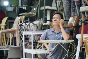 Mùa cao điểm mua sắm, tiểu thương phố nội thất TP.HCM 'dài cổ' ngóng khách, 10 ngày không có người mở hàng 